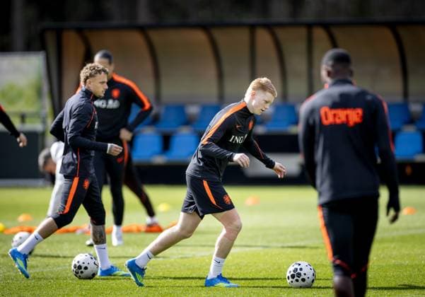 ZEIST - Noal Lang and Kees Smit during a training session of the Dutch national team, Nationalteam in the run-up to a friendly match against Ecuador. KOEN VAN WEEL ANP xVIxANPxSportx xxANPxIVx 554729099 originalFilename: 554729099.jpg