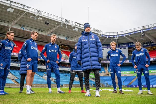 260330 Stale Solbakken, head coach of the Norwegian national football team, talks to the players during a training session on March 30, 2026 in Oslo Photo Vegard Grott BILDBYRAN kod VG VG0912 bbeng fotball football soccer fotboll norge norway trening träning training practice  Copyright: VEGARDxGRoTT BB260330VG008