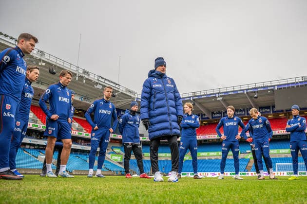 260330 Stale Solbakken, head coach of the Norwegian national football team, talks to the players during a training session on March 30, 2026 in Oslo Photo Vegard Grott BILDBYRAN kod VG VG0912 bbeng fotball football soccer fotboll norge norway trening träning training practice  Copyright: VEGARDxGRoTT BB260330VG009