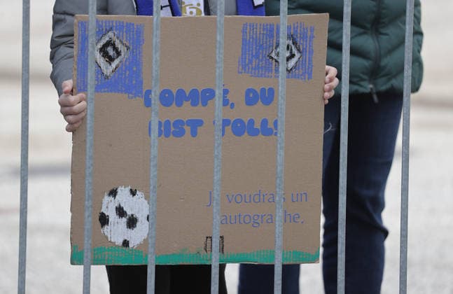 Fans mit Plakat Fussball, Herren, Saison 2025 2026,1.Liga, Volksparkstadion, Hamburger SV , Training DFL REGULATIONS PROHIBIT ANY USE OF PHOTOGRAPHS AS IMAGE SEQUENCES AND OR QUASI-VIDEO. *** Fans with poster Football, Men, Season 2025 2026,1 Liga, Volksparkstadion, Hamburger SV , Training DFL REGULATIONS PROHIBIT ANY USE OF PHOTOGRAPHS AS IMAGE SEQUENCES AND OR QUASI VIDEO