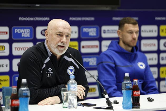 FIFA World Cup, WM, Weltmeisterschaft, Fussball 2026 qualifiers md-1 - Bosnia and Herzegovina Bosnia s head coach Sergej Barbarez (L) and striker Edin Dzeko (R) attend a press conference, PK, Pressekonferenz in Sarajevo, Bosnia and Herzegovina, 30 March 2026. Bosnia and Herzegovina will face Italy in their FIFA World Cup 2026 European playoff soccer match on 31 March 2026. Sarajevo Bosnia And Herzegovina  Copyright: xAMERxKAJMOVICx