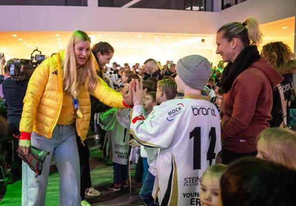 MILANO CORTINA 2026 - OLYMPISCHE WINTERSPIELE - EMPFANG DER LANDESREGIERUNG IN ERFURT ** NUR FÜR REDAKTIONELLE ZWECKE ** EDITORIAL USE ONLY **<p>30 03 2026-Erfurt: Die Thüringer Medaillengewinner der Olympischen Winterspiele 2026 in Mailand und Cortina werden bei zwei Veranstaltungen in Erfurt geehrt. Am Nachmittag nehmen die Athletinnen und Athleten, a.a. Dajana Eitberger (im Bild), Sophie Warmuth, Max Langenhan, Merle Fraebel sowie Christopher Grotheer, an einem Talkformat mit Schülerinnen und Schülern in der ARENA Erfurt teil. Am Abend folgt ein Empfang der Landesregierung im Erfurter Kaisersaal. Auch Trainer, Betreuer sowie weitere Mitglieder des Umfelds werden geehrt. im Foto: ( Deutschland Thüringen Erfurt Copyright: SaschaxFromm *** MILANO CORTINA 2026 OLYMPIC WINTER GAMES STATE GOVERNMENT RECEPTION IN ERFURT FOR EDITORIAL PURPOSES ONLY EDITORIAL USE ONLY p 30 03 2026 Erfurt The Thuringian medal winners of the 2026 Winter Olympics in Milan and Cortina will be honored at two events in Erfurt In the afternoon, the athletes, a a Dajana Eitberger pictured , Sophie Warmuth, Max Langenhan, Merle Fraebel and Christopher Grotheer take part in a talk format with schoolchildren in the ARENA Erfurt A reception hosted by the state government in Erfurts Kaisersaal follows in the evening Coaches, support staff and other members of the community are also honored in the photo Germany Thuringia Erfurt Copyright SaschaxFromm Copyright: SaschaxFromm doc8579cjgjnl118y9rprr8 ,EDITORIAL USE ONLY