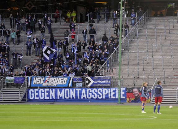 Foto : die Fans des HSV protestieren gegen den Montag als Spieltag Fussball Pixel Bundesliga der Frauen am Mo. 30.03.2026 Hamburger SV - Bayer 04 Leverkusen *** Photo HSV fans protest against Monday as matchday Soccer Pixel Bundesliga Women on Mon 30 03 2026 Hamburger SV Bayer 04 Leverkusen