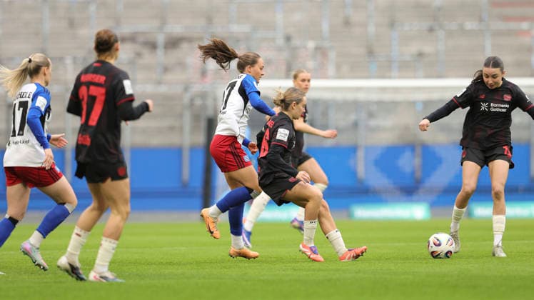 Photo Camilla Linberg HSV against Sofie ZDEBEL left , Leverkusen Soccer Pixel Bundesliga Women on Mon 30 03 2026 Hamburger SV Bayer 04 Leverkusen
