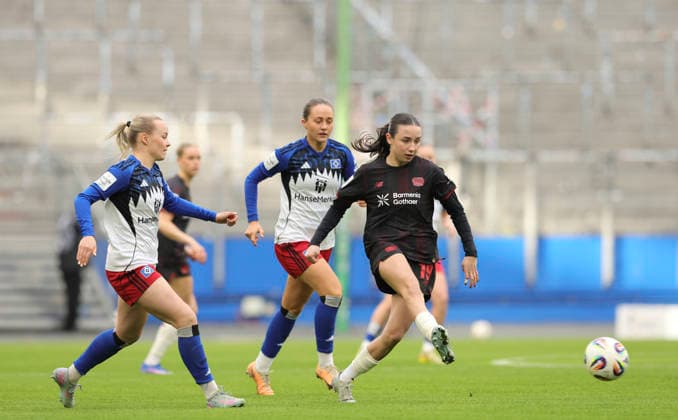 Photo Loreen BENDER Leverkusen against Camilla Linberg HSV and left Mia Büchele HSV Fußball Pixel Bundesliga der Frauen on Mon 30 03 2026 Hamburger SV Bayer 04 Leverkusen