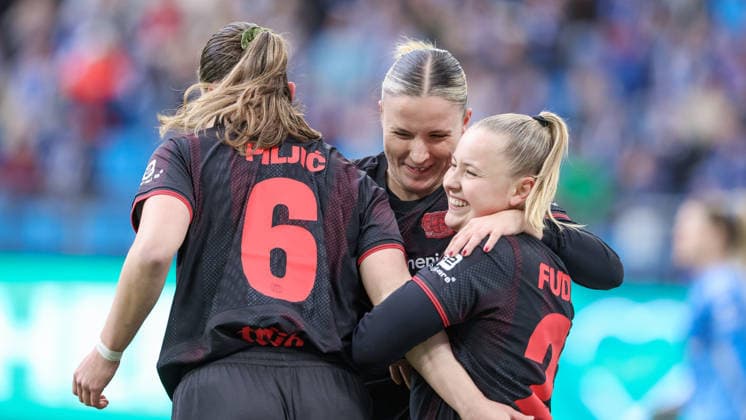 from left Katharina Piljic Bayer 04 Leverkusen, 6 , Estrella Merino Gonzalez Bayer 04 Leverkusen, 10 and goal scorer Vanessa Fudalla Bayer 04 Leverkusen, 21 with goal celebration, cheering, jubilant, optimistic, game scene, highlight, joy about the goal for 0 1, THE DFB REGULATIONS PROHIBIT ANY USE OF PHOTOGRAPHS AS IMAGE SEQUENCES AND OR QUASI VIDEO , 30 03 2026, Hamburg Germany , Football, Google Pixel Womens Bundesliga, Hamburger SV Bayer 04 Leverkusen xobx