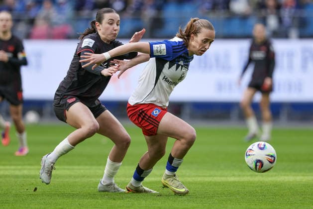 from left Loreen Bender Bayer 04 Leverkusen, 19 and Victoria Schulz Hamburger SV, HSV, 19 in a duel, dynamic, action, game scene, THE DFB REGULATIONS PROHIBIT ANY USE OF PHOTOGRAPHS AS IMAGE SEQUENCES AND OR QUASI VIDEO , 30 03 2026, Hamburg Germany , Football, Google Pixel Womens Bundesliga, Hamburger SV Bayer 04 Leverkusen xobx