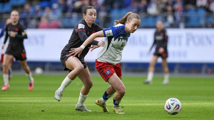 from left Loreen Bender Bayer 04 Leverkusen, 19 and Victoria Schulz Hamburger SV, HSV, 19 in a duel, dynamic, action, game scene, THE DFB REGULATIONS PROHIBIT ANY USE OF PHOTOGRAPHS AS IMAGE SEQUENCES AND OR QUASI VIDEO , 30 03 2026, Hamburg Germany , Football, Google Pixel Womens Bundesliga, Hamburger SV Bayer 04 Leverkusen xobx