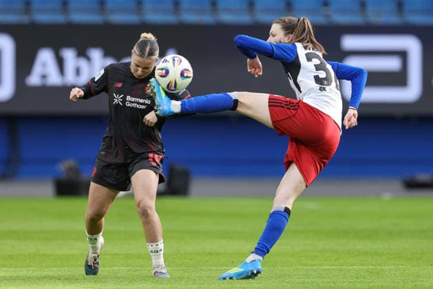 from left Estrella Merino Gonzalez Bayer 04 Leverkusen, 10 and Lotta Wrede Hamburger SV, HSV, 32 in duel, duel, dynamics, action, action, game scene, THE DFB REGULATIONS PROHIBIT ANY USE OF PHOTOGRAPHS AS IMAGE SEQUENCES AND OR QUASI VIDEO , 30 03 2026, Hamburg Germany , Football, Google Pixel Womens Bundesliga, Hamburger SV Bayer 04 Leverkusen xobx