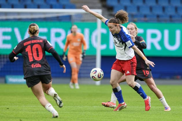 from left Estrella Merino Gonzalez Bayer 04 Leverkusen, 10 , Melanie Brunnthaler Hamburger SV, HSV, 11 and Sofie Zdebel Bayer 04 Leverkusen, 16 in duel, duel, dynamics, action, action, game scene, THE DFB REGULATIONS PROHIBIT ANY USE OF PHOTOGRAPHS AS IMAGE SEQUENCES AND OR QUASI VIDEO , 30 03 2026, Hamburg Germany , Football, Google Pixel Womens Bundesliga, Hamburger SV Bayer 04 Leverkusen xobx