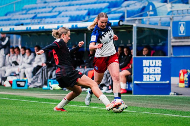 Google Pixel Frauen Bundesliga Hamburger SV vs Bayer 04 Leverkusen, 30 03 2026 Jonna Maj Wrede Hamburger SV, 26 vs Sofie Lena Zdebel Bayer 04 Leverkusen, 16 Soccer, Google Pixel Frauen Bundesliga, 22 Matchday Hamburger SV vs Bayer 04 Leverkusen on 30 03 2026 at Volksparkstadion, Hamburg DFB REGULATIONS PROHIBIT ANY USE OF PHOTOGRAPHS AS IMAGE SEQUENCES AND OR QUASI VIDEO Copyright: xBEAUTIFULxSPORTS Tonhäuserx