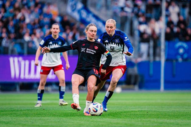Google Pixel Womens Bundesliga Hamburger SV vs Bayer 04 Leverkusen, 30 03 2026 Sofie Lena Zdebel Bayer 04 Leverkusen, 16 vs Paulina Bartz Hamburger SV, 37 Soccer, Google Pixel Womens Bundesliga, 22 Matchday Hamburger SV vs Bayer 04 Leverkusen on 30 03 2026 at Volksparkstadion, Hamburg DFB REGULATIONS PROHIBIT ANY USE OF PHOTOGRAPHS AS IMAGE SEQUENCES AND OR QUASI VIDEO Copyright: xBEAUTIFULxSPORTS Tonhäuserx