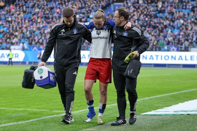 Victoria Schulz Hamburger SV, HSV, 19 is taken off the pitch injured, supported by medical staff, injury, pain, face contorted in pain, THE DFB REGULATIONS PROHIBIT ANY USE OF PHOTOGRAPHS AS IMAGE SEQUENCES AND OR QUASI VIDEO , 30 03 2026, Hamburg Germany , Football, Google Pixel Womens Bundesliga, Hamburger SV Bayer 04 Leverkusen xobx
