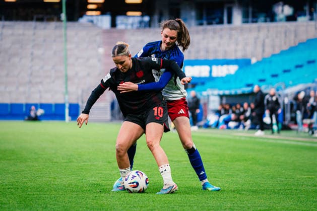 Google Pixel Womens Bundesliga Hamburger SV vs Bayer 04 Leverkusen, 30 03 2026 Lotta Wrede Hamburger SV, 32 vs Estrella Merino Gonzalez Bayer 04 Leverkusen, 10 , duel soccer, Google Pixel Womens Bundesliga, 22 Matchday Hamburger SV vs Bayer 04 Leverkusen on 30 03 2026 at Volksparkstadion, Hamburg DFB REGULATIONS PROHIBIT ANY USE OF PHOTOGRAPHS AS IMAGE SEQUENCES AND OR QUASI VIDEO Copyright: xBEAUTIFULxSPORTS Tonhäuserx
