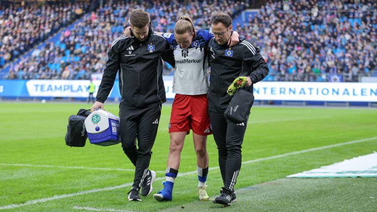 Victoria Schulz Hamburger SV, HSV, 19 is taken off the pitch injured, supported by medical staff, injury, pain, face contorted in pain, THE DFB REGULATIONS PROHIBIT ANY USE OF PHOTOGRAPHS AS IMAGE SEQUENCES AND OR QUASI VIDEO , 30 03 2026, Hamburg Germany , Football, Google Pixel Womens Bundesliga, Hamburger SV Bayer 04 Leverkusen xobx