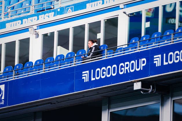 Google Pixel Womens Bundesliga Hamburger SV vs Bayer 04 Leverkusen, 30 03 2026 Liese Brancao Coach Hamburger SV sits in the stands Football, Google Pixel Womens Bundesliga, 22 Matchday Hamburger SV vs Bayer 04 Leverkusen on 30 03 2026 at Volksparkstadion, Hamburg DFB REGULATIONS PROHIBIT ANY USE OF PHOTOGRAPHS AS IMAGE SEQUENCES AND OR QUASI VIDEO Copyright: xBEAUTIFULxSPORTS Tonhäuserx