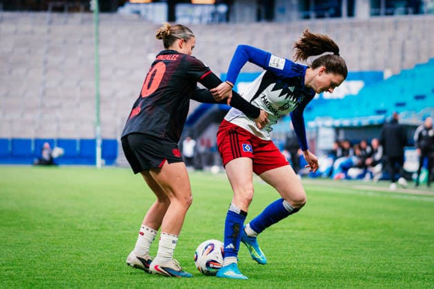 Google Pixel Womens Bundesliga Hamburger SV vs Bayer 04 Leverkusen, 30 03 2026 Lotta Wrede Hamburger SV, 32 vs Estrella Merino Gonzalez Bayer 04 Leverkusen, 10 , duel soccer, Google Pixel Womens Bundesliga, 22 Matchday Hamburger SV vs Bayer 04 Leverkusen on 30 03 2026 at Volksparkstadion, Hamburg DFB REGULATIONS PROHIBIT ANY USE OF PHOTOGRAPHS AS IMAGE SEQUENCES AND OR QUASI VIDEO Copyright: xBEAUTIFULxSPORTS Tonhäuserx