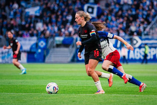 Google Pixel Frauen Bundesliga Hamburger SV vs Bayer 04 Leverkusen, 30 03 2026 Sofie Lena Zdebel Bayer 04 Leverkusen, 16 on the ball, behind her Melanie Brunnthaler Hamburger SV, 11 Soccer, Google Pixel Frauen Bundesliga, 22 Matchday Hamburger SV vs Bayer 04 Leverkusen on 30 03 2026 at Volksparkstadion, Hamburg DFB REGULATIONS PROHIBIT ANY USE OF PHOTOGRAPHS AS IMAGE SEQUENCES AND OR QUASI VIDEO Copyright: xBEAUTIFULxSPORTS Tonhäuserx