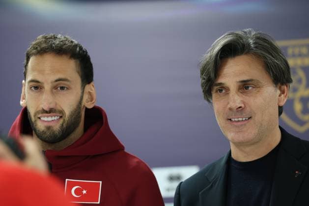 30 MAR 2026 SOCCER KO PLAY-OFFS EUROPEAN QUALIFIERS, Turkey national team, Nationalteam Pre-Match press conference, PK, Pressekonferenz Hakan Ã‡alhanoglu and head coach Vincenzo Montella of the Türkiye national team pose for photographers ahead of the match Pristina Pristina, Kosovo Fadil Vokrri Stadium Fadil Vokrri Stadium KOSOVO