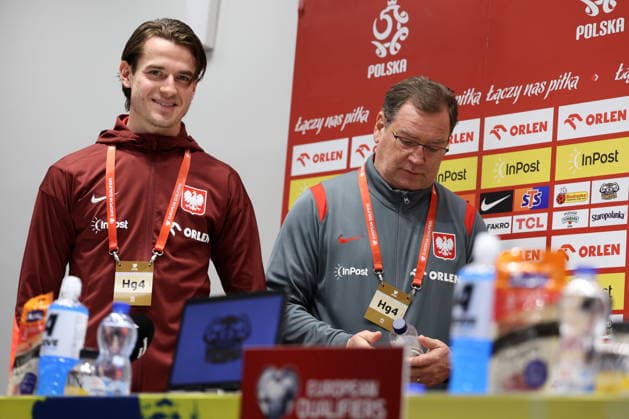 SOLNA 30.03.2026 KONFERENCJA PRASOWA REPREZENTACJI POLSKI --- POLISH FOOTBALL national team, Nationalteam press conference, PK, Pressekonferenz JAKUB KAMINSKI JAN URBAN FOT. PIOTR KUCZA FOTOPYK NEWSPIX.PL --- newspix.pl POLAND OUT! 