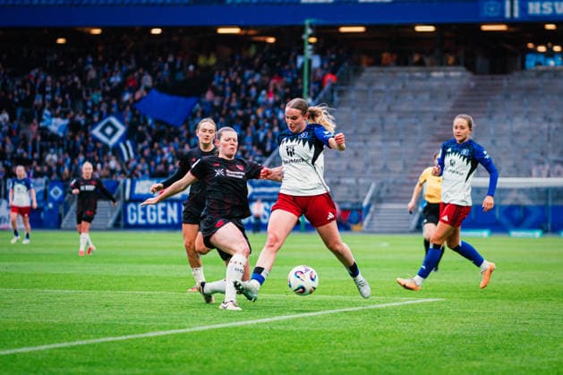 Google Pixel Frauen Bundesliga Hamburger SV vs Bayer 04 Leverkusen, 30 03 2026 Claudia Wenger Bayer 04 Leverkusen, 5 clears in front of Jonna Maj Wrede Hamburger SV, 26 Soccer, Google Pixel Frauen Bundesliga, 22 Matchday Hamburger SV vs Bayer 04 Leverkusen on 30 03 2026 at Volksparkstadion, Hamburg DFB REGULATIONS PROHIBIT ANY USE OF PHOTOGRAPHS AS IMAGE SEQUENCES AND OR QUASI VIDEO Copyright: xBEAUTIFULxSPORTS Tonhäuserx