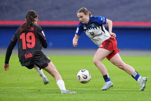 from left Loreen Bender Bayer 04 Leverkusen, 19 and Jonna Wrede Hamburger SV, HSV, 26 in a duel, dynamic, action, game scene, THE DFB REGULATIONS PROHIBIT ANY USE OF PHOTOGRAPHS AS IMAGE SEQUENCES AND OR QUASI VIDEO , 30 03 2026, Hamburg Germany , Football, Google Pixel Womens Bundesliga, Hamburger SV Bayer 04 Leverkusen xobx