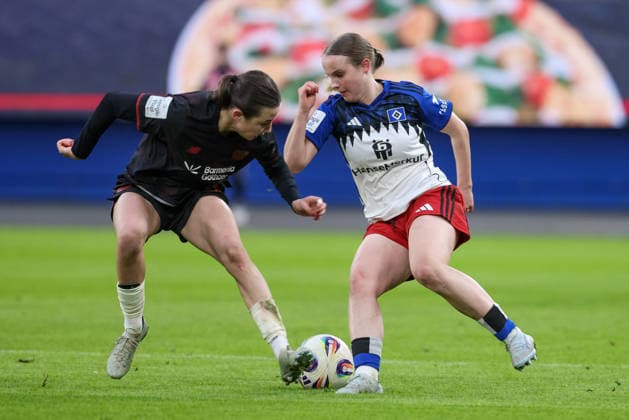 from left Loreen Bender Bayer 04 Leverkusen, 19 and Jonna Wrede Hamburger SV, HSV, 26 in a duel, dynamic, action, game scene, THE DFB REGULATIONS PROHIBIT ANY USE OF PHOTOGRAPHS AS IMAGE SEQUENCES AND OR QUASI VIDEO , 30 03 2026, Hamburg Germany , Football, Google Pixel Womens Bundesliga, Hamburger SV Bayer 04 Leverkusen xobx