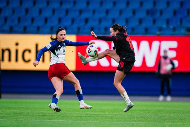 Google Pixel Womens Bundesliga Hamburger SV vs Bayer 04 Leverkusen, 30 03 2026 Loreen Bender Bayer 04 Leverkusen, 19 takes the ball n, behind her Nigar Mirzaliyeva Hamburger SV, 4 Football, Google Pixel Womens Bundesliga, 22 Matchday Hamburger SV vs Bayer 04 Leverkusen on 30 03 2026 at Volksparkstadion, Hamburg DFB REGULATIONS PROHIBIT ANY USE OF PHOTOGRAPHS AS IMAGE SEQUENCES AND OR QUASI VIDEO Copyright: xBEAUTIFULxSPORTS Tonhäuserx
