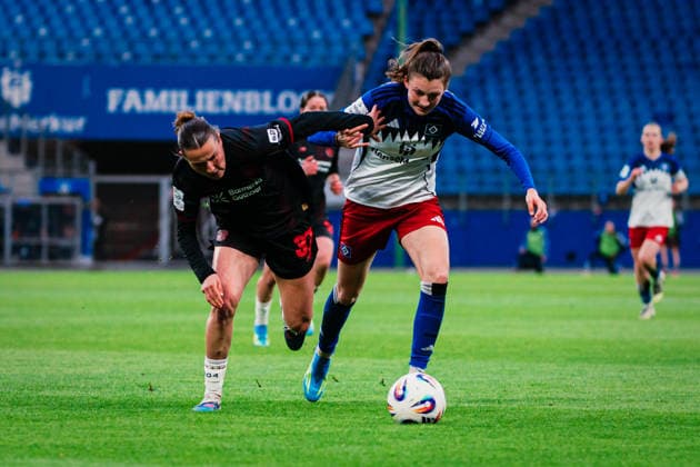 Google Pixel Womens Bundesliga Hamburger SV vs Bayer 04 Leverkusen, 30 03 2026 Lotta Wrede Hamburger SV, 32 vs Carlotta Wamser Bayer 04 Leverkusen, 37 Soccer, Google Pixel Womens Bundesliga, 22 Matchday Hamburger SV vs Bayer 04 Leverkusen on 30 03 2026 at Volksparkstadion, Hamburg DFB REGULATIONS PROHIBIT ANY USE OF PHOTOGRAPHS AS IMAGE SEQUENCES AND OR QUASI VIDEO Copyright: xBEAUTIFULxSPORTS Tonhäuserx