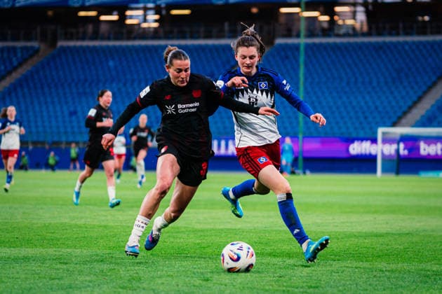 Google Pixel Womens Bundesliga Hamburger SV vs Bayer 04 Leverkusen, 30 03 2026 Lotta Wrede Hamburger SV, 32 vs Carlotta Wamser Bayer 04 Leverkusen, 37 Soccer, Google Pixel Womens Bundesliga, 22 Matchday Hamburger SV vs Bayer 04 Leverkusen on 30 03 2026 at Volksparkstadion, Hamburg DFB REGULATIONS PROHIBIT ANY USE OF PHOTOGRAPHS AS IMAGE SEQUENCES AND OR QUASI VIDEO Copyright: xBEAUTIFULxSPORTS Tonhäuserx