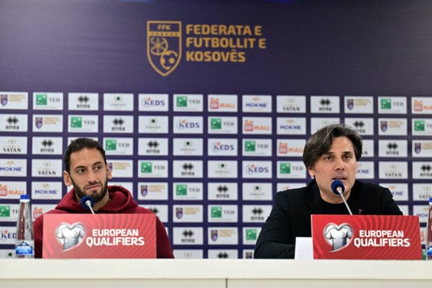 Turkiye hold press conference, PK, Pressekonferenz ahead of Kosovo clash PRISTINA, KOSOVO - MARCH 30: Turkiye head coach Vincenzo Montella (R) and team captain Hakan Calhanoglu (L) speak during a press conference at Fadil Vokrri Stadium ahead of the 2026 FIFA World Cup, WM, Weltmeisterschaft, Fussball European Qualifiers play-off final match against Kosovo, in Pristina, Kosovo, on March 30, 2026. Serhat Cagdas Anadolu Pristina Kosova. Editorial use only. Please get in touch for any other usage. Copyright: x2026xAnadoluxSerhatxCagdasx