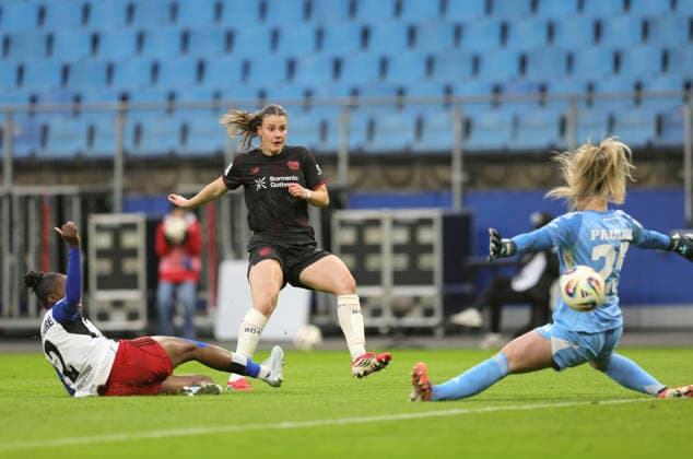 Foto : Torjubel bei Leverkusen nach dem 1-2 Treffer von Katharina PILJIC , hier schiesst sie gegen Torhüterin Lea Paulick und links ... Magou DOUCOURE (HSV) Fussball Pixel Bundesliga der Frauen am Mo. 30.03.2026 Hamburger SV - Bayer 04 Leverkusen *** Photo Goal celebration at Leverkusen after Katharina PILJICs 1-2 goal, here she shoots against goalkeeper Lea Paulick and left Magou DOUCOURE HSV Fussball Pixel Bundesliga der Frauen on Mon 30 Mar 2026 Hamburger SV Bayer 04 Leverkusen