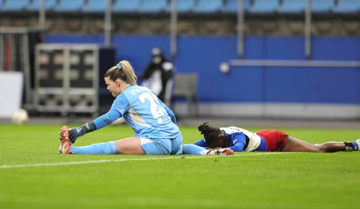 Photo disappointment for goalkeeper Lea Paulick and left Magou DOUCOURE HSV after Katharina PILJICs goal for Leverkusen 1 2 Soccer Pixel Bundesliga Women on Mon 30 03 2026 Hamburger SV Bayer 04 Leverkusen