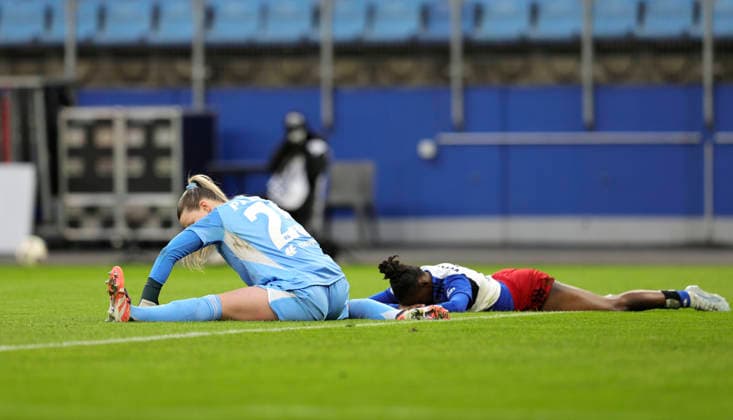 Photo disappointment for goalkeeper Lea Paulick and left Magou DOUCOURE HSV after Katharina PILJICs goal for Leverkusen 1 2 Soccer Pixel Bundesliga Women on Mon 30 03 2026 Hamburger SV Bayer 04 Leverkusen