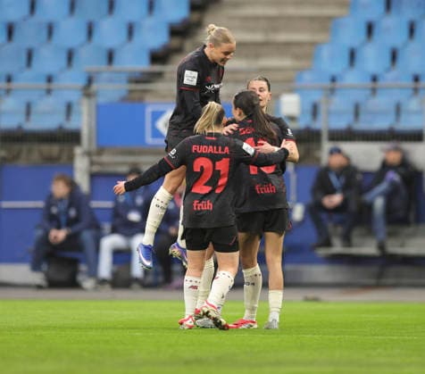 Photo Goal celebration at Leverkusen after Katharina PILJICs 1 2 goal , top left congratulates Cornelia KRAMER Fußball Pixel Bundesliga der Frauen am Mo 30 03 2026 Hamburger SV Bayer 04 Leverkusen