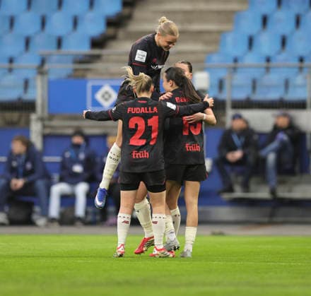 Photo Goal celebration at Leverkusen after Katharina PILJICs 1 2 goal , top left congratulates Cornelia KRAMER Fußball Pixel Bundesliga der Frauen am Mo 30 03 2026 Hamburger SV Bayer 04 Leverkusen
