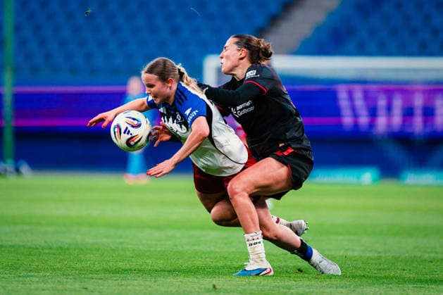 Google Pixel Womens Bundesliga Hamburger SV vs Bayer 04 Leverkusen, 30 03 2026 Jonna Maj Wrede Hamburger SV, 26 is fouled by Carlotta Wamser Bayer 04 Leverkusen, 37 Soccer, Google Pixel Womens Bundesliga, 22 Matchday Hamburger SV vs Bayer 04 Leverkusen on 30 03 2026 at Volksparkstadion, Hamburg DFB REGULATIONS PROHIBIT ANY USE OF PHOTOGRAPHS AS IMAGE SEQUENCES AND OR QUASI VIDEO Copyright: xBEAUTIFULxSPORTS Tonhäuserx