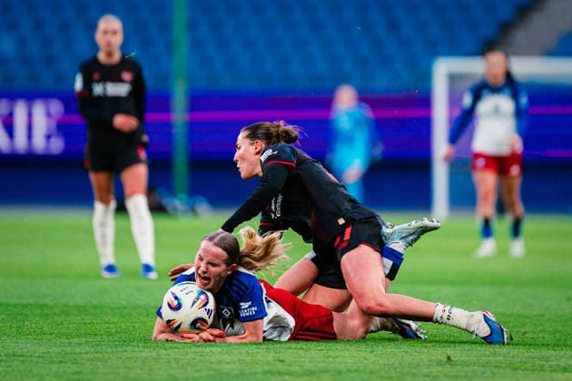 Google Pixel Womens Bundesliga Hamburger SV vs Bayer 04 Leverkusen, 30 03 2026 Jonna Maj Wrede Hamburger SV, 26 is fouled by Carlotta Wamser Bayer 04 Leverkusen, 37 Soccer, Google Pixel Womens Bundesliga, 22 Matchday Hamburger SV vs Bayer 04 Leverkusen on 30 03 2026 at Volksparkstadion, Hamburg DFB REGULATIONS PROHIBIT ANY USE OF PHOTOGRAPHS AS IMAGE SEQUENCES AND OR QUASI VIDEO Copyright: xBEAUTIFULxSPORTS Tonhäuserx