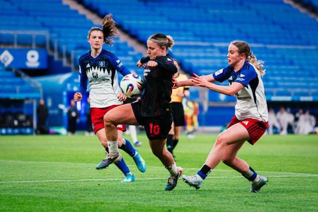Google Pixel Frauen Bundesliga Hamburger SV vs Bayer 04 Leverkusen, 30 03 2026 Estrella Merino Gonzalez Bayer 04 Leverkusen, 10 vs Jonna Maj Wrede Hamburger SV, 26 Soccer, Google Pixel Frauen Bundesliga, 22 Matchday Hamburger SV vs Bayer 04 Leverkusen on 30 03 2026 at Volksparkstadion, Hamburg DFB REGULATIONS PROHIBIT ANY USE OF PHOTOGRAPHS AS IMAGE SEQUENCES AND OR QUASI VIDEO Copyright: xBEAUTIFULxSPORTS Tonhäuserx