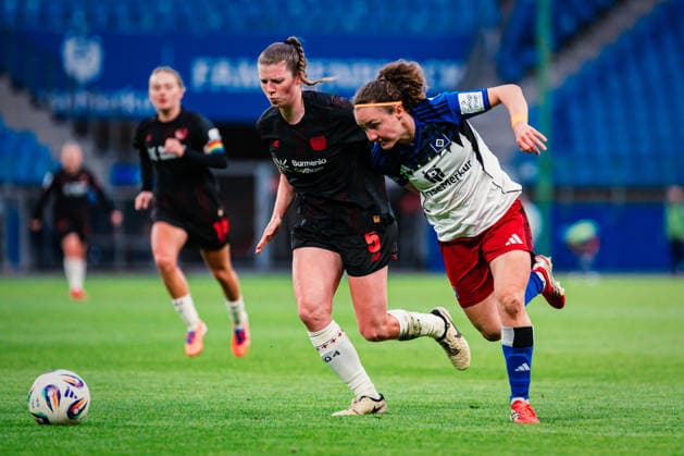 Google Pixel Womens Bundesliga Hamburger SV vs Bayer 04 Leverkusen, 30 03 2026 Melanie Brunnthaler Hamburger SV, 11 vs Claudia Wenger Bayer 04 Leverkusen, 5 Soccer, Google Pixel Womens Bundesliga, 22 Matchday Hamburger SV vs Bayer 04 Leverkusen on 30 03 2026 at Volksparkstadion, Hamburg DFB REGULATIONS PROHIBIT ANY USE OF PHOTOGRAPHS AS IMAGE SEQUENCES AND OR QUASI VIDEO Copyright: xBEAUTIFULxSPORTS Tonhäuserx