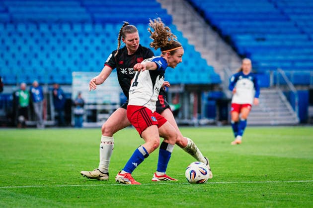 Google Pixel Womens Bundesliga Hamburger SV vs Bayer 04 Leverkusen, 30 03 2026 Melanie Brunnthaler Hamburger SV, 11 vs Claudia Wenger Bayer 04 Leverkusen, 5 Soccer, Google Pixel Womens Bundesliga, 22 Matchday Hamburger SV vs Bayer 04 Leverkusen on 30 03 2026 at Volksparkstadion, Hamburg DFB REGULATIONS PROHIBIT ANY USE OF PHOTOGRAPHS AS IMAGE SEQUENCES AND OR QUASI VIDEO Copyright: xBEAUTIFULxSPORTS Tonhäuserx