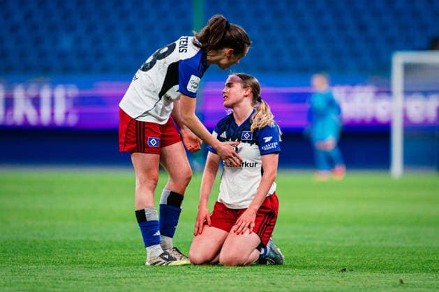 Google Pixel Frauen Bundesliga Hamburger SV vs Bayer 04 Leverkusen, 30 03 2026 Jonna Maj Wrede Hamburger SV, 26 is comforted by Pauline Annette Machtens Hamburger SV, 28 Soccer, Google Pixel Frauen Bundesliga, 22 Matchday Hamburger SV vs Bayer 04 Leverkusen on 30 03 2026 at Volksparkstadion, Hamburg DFB REGULATIONS PROHIBIT ANY USE OF PHOTOGRAPHS AS IMAGE SEQUENCES AND OR QUASI VIDEO Copyright: xBEAUTIFULxSPORTS Tonhäuserx
