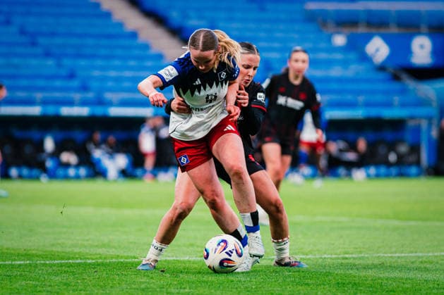 Google Pixel Frauen Bundesliga Hamburger SV vs Bayer 04 Leverkusen, 30 03 2026 Jonna Maj Wrede Hamburger SV, 26 vs Estrella Merino Gonzalez Bayer 04 Leverkusen, 10 Soccer, Google Pixel Frauen Bundesliga, 22 Matchday Hamburger SV vs Bayer 04 Leverkusen on 30 03 2026 at Volksparkstadion, Hamburg DFB REGULATIONS PROHIBIT ANY USE OF PHOTOGRAPHS AS IMAGE SEQUENCES AND OR QUASI VIDEO Copyright: xBEAUTIFULxSPORTS Tonhäuserx