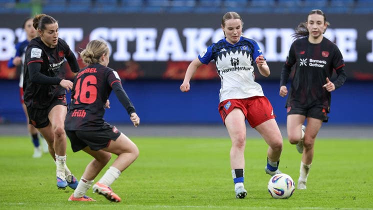 from left Carlotta Wamser Bayer 04 Leverkusen, 37 , Sofie Zdebel Bayer 04 Leverkusen, 16 , Jonna Wrede Hamburger SV, HSV, 26 and Loreen Bender Bayer 04 Leverkusen, 19 in duel, duel, dynamics, action, action, game scene, THE DFB REGULATIONS PROHIBIT ANY USE OF PHOTOGRAPHS AS IMAGE SEQUENCES AND OR QUASI VIDEO , 30 03 2026, Hamburg Germany , Football, Google Pixel Womens Bundesliga, Hamburger SV Bayer 04 Leverkusen xobx