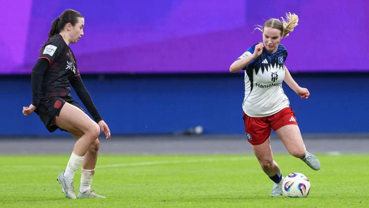 from left Loreen Bender Bayer 04 Leverkusen, 19 and Jonna Wrede Hamburger SV, HSV, 26 in a duel, dynamic, action, game scene, THE DFB REGULATIONS PROHIBIT ANY USE OF PHOTOGRAPHS AS IMAGE SEQUENCES AND OR QUASI VIDEO , 30 03 2026, Hamburg Germany , Football, Google Pixel Womens Bundesliga, Hamburger SV Bayer 04 Leverkusen xobx