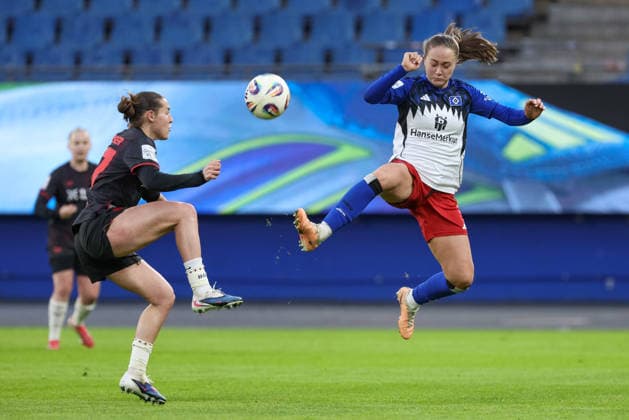from left Carlotta Wamser Bayer 04 Leverkusen, 37 and Camilla Linberg Hamburger SV, HSV, 47 in a duel, dynamic, action, game scene, THE DFB REGULATIONS PROHIBIT ANY USE OF PHOTOGRAPHS AS IMAGE SEQUENCES AND OR QUASI VIDEO , 30 03 2026, Hamburg Germany , Football, Google Pixel Womens Bundesliga, Hamburger SV Bayer 04 Leverkusen xobx