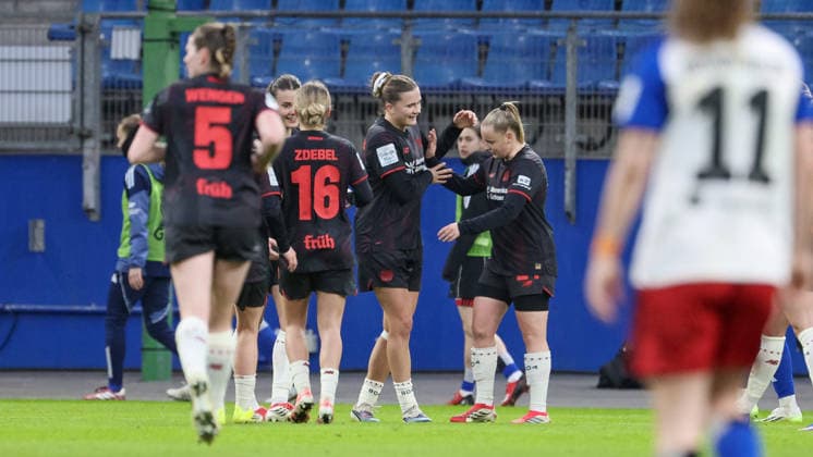 Bayer 04 Leverkusen players with goal celebration, cheering, jubilant, optimistic, game scene, highlight, joy about the goal to 1 3, THE DFB REGULATIONS PROHIBIT ANY USE OF PHOTOGRAPHS AS IMAGE SEQUENCES AND OR QUASI VIDEO , 30 03 2026, Hamburg Germany , Football, Google Pixel Womens Bundesliga, Hamburger SV Bayer 04 Leverkusen xobx