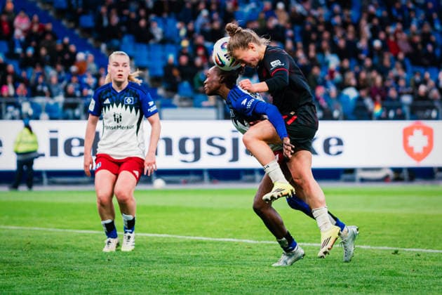 Google Pixel Womens Bundesliga Hamburger SV vs Bayer 04 Leverkusen, 30 03 2026 Kristin Kögel Bayer 04 Leverkusen, 11 vs Magou DoucourÃ Hamburger SV, 2 at Header Soccer, Google Pixel Womens Bundesliga, 22 Matchday Hamburger SV vs Bayer 04 Leverkusen on 30 03 2026 at Volksparkstadion, Hamburg DFB REGULATIONS PROHIBIT ANY USE OF PHOTOGRAPHS AS IMAGE SEQUENCES AND OR QUASI VIDEO Copyright: xBEAUTIFULxSPORTS Tonhäuserx