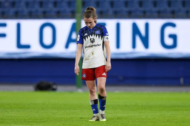 Pauline Machtens Hamburger SV, HSV, 28 disappointed about the defeat, disappointment after the final whistle, final whistle, highlight, loser, lost, frustration, pessimistic, sad, THE DFB REGULATIONS PROHIBIT ANY USE OF PHOTOGRAPHS AS IMAGE SEQUENCES AND OR QUASI VIDEO , 30 03 2026, Hamburg Germany , Football, Google Pixel Womens Bundesliga, Hamburger SV Bayer 04 Leverkusen xobx