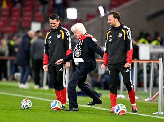 30.03.2026, Fussball Freundschafts-Länderspiele 2.Spieltag, Deutschland - Ghana, in der MHP-Arena Stuttgart (Deutschland). Winfried Schäfer (mitte, Deutschland) im Gespräch mit Athletiktrainer Nicklas Dietrich (li, Deutschland). *** 30 03 2026, Football friendly international 2 match day, Germany Ghana, in the MHP Arena Stuttgart Germany Winfried Schäfer middle, Germany in conversation with athletics coach Nicklas Dietrich left, Germany